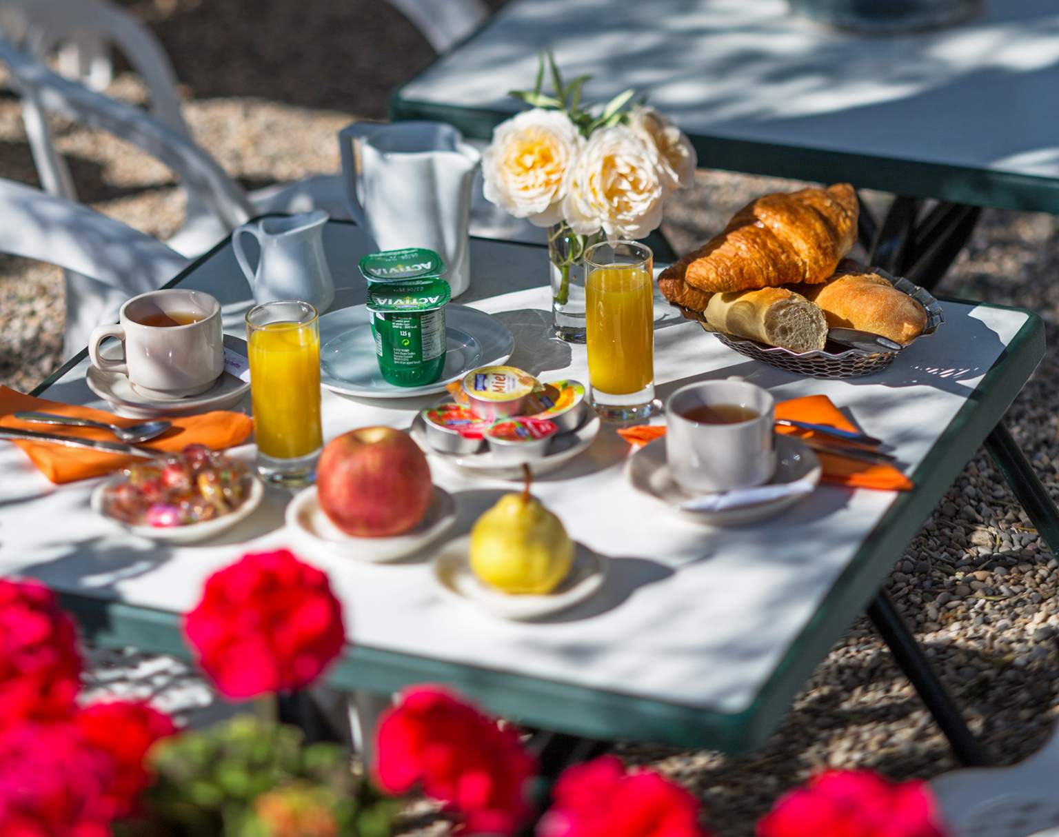 Petit déjeuner en terrasse L’Auberge des Gorges à Saint-Martin-d’Ardèche